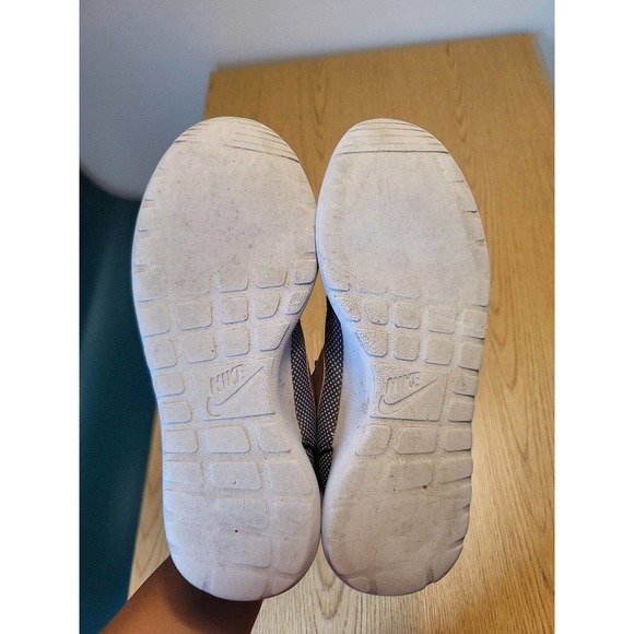 Womens Nike grey gold Roshe One running shoe sz. 7.5 - Picture 8 of 8
